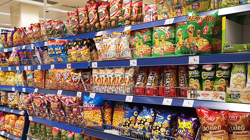 Zona de aperitivos salados en un supermercado